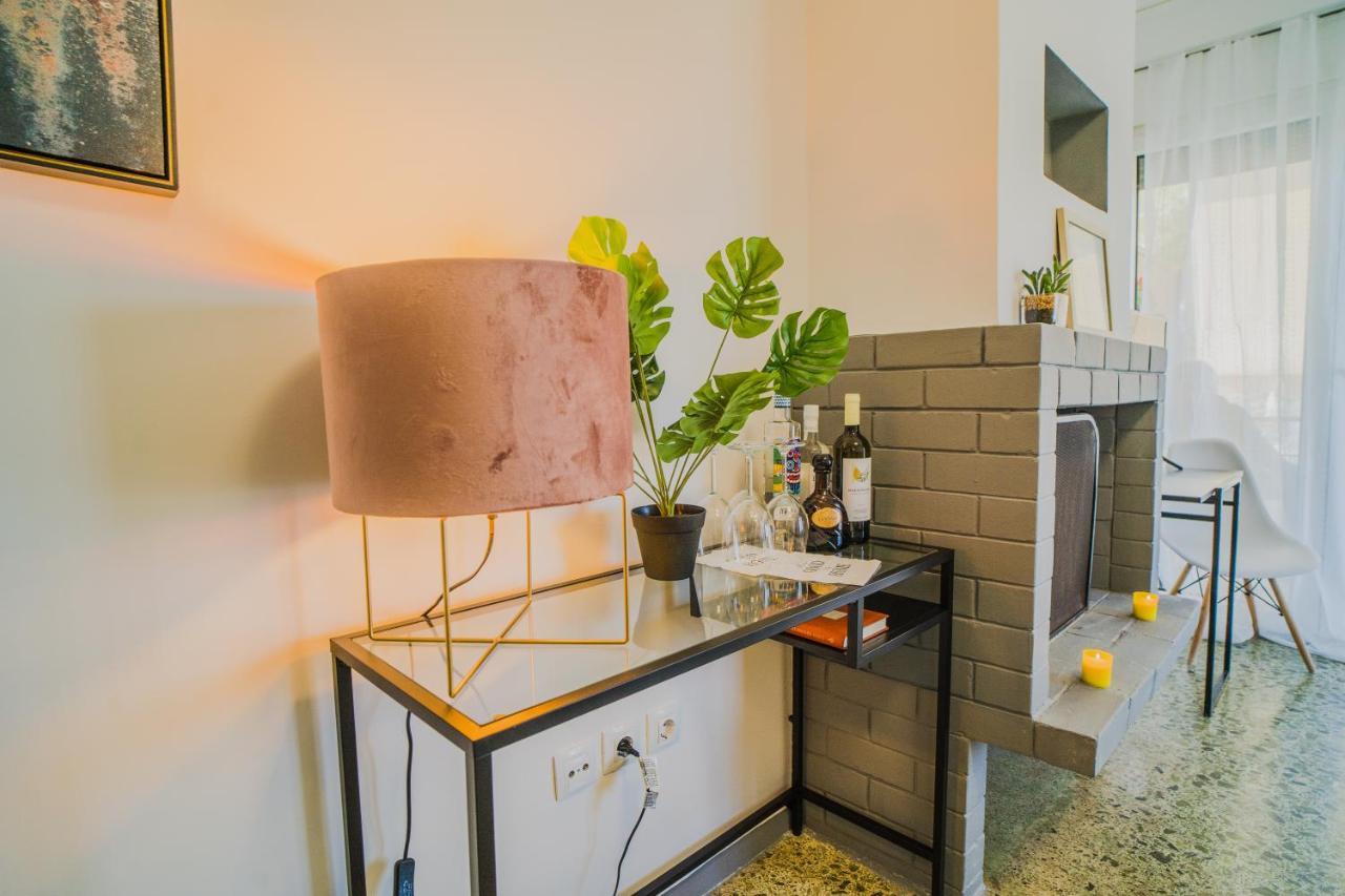 Green Apartment Ground Floor Feel Like Home Properties Saronida المظهر الخارجي الصورة